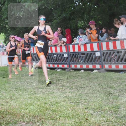 21.06.2025 - 27. Vierlanden-Triathlon KatJ http://msf.ph/oto/8027400 15.06.2025 13:30:48 Ziel 1073, 1074, 1075 meine-sportfotos.de