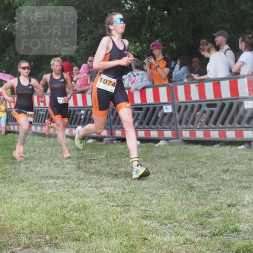 21.06.2025 - 27. Vierlanden-Triathlon KatJ http://msf.ph/oto/8027404 15.06.2025 13:30:49 Ziel 1073, 1074, 1075 meine-sportfotos.de
