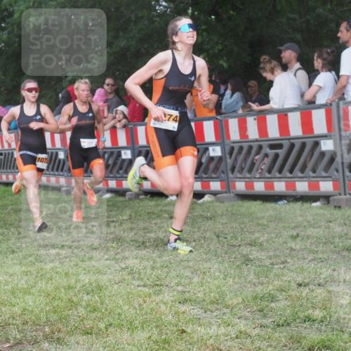 21.06.2025 - 27. Vierlanden-Triathlon KatJ http://msf.ph/oto/8027409 15.06.2025 13:30:49 Ziel 1073, 1074, 1075 meine-sportfotos.de