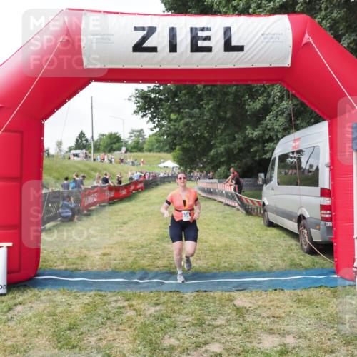 21.06.2025 - 27. Vierlanden-Triathlon MichiJ http://msf.ph/oto/8027411 15.06.2026 12:07:07 Ziel 558 meine-sportfotos.de