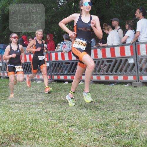 21.06.2025 - 27. Vierlanden-Triathlon KatJ http://msf.ph/oto/8027415 15.06.2025 13:30:49 Ziel 1073, 1074, 1075 meine-sportfotos.de