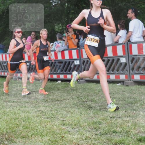 21.06.2025 - 27. Vierlanden-Triathlon KatJ http://msf.ph/oto/8027420 15.06.2025 13:30:49 Ziel 1073, 1074, 1075 meine-sportfotos.de