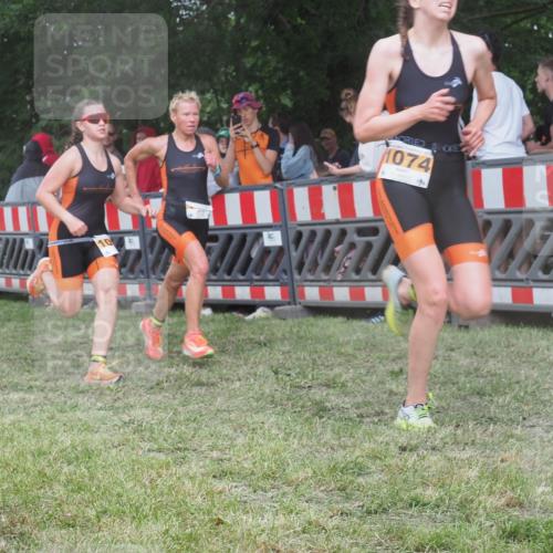 21.06.2025 - 27. Vierlanden-Triathlon KatJ http://msf.ph/oto/8027427 15.06.2025 13:30:49 Ziel 1073, 1074, 1075 meine-sportfotos.de