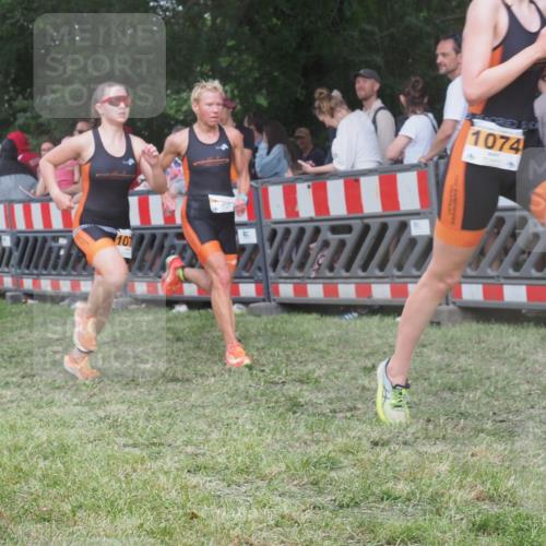 21.06.2025 - 27. Vierlanden-Triathlon KatJ http://msf.ph/oto/8027430 15.06.2025 13:30:49 Ziel 1073, 1074, 1075 meine-sportfotos.de