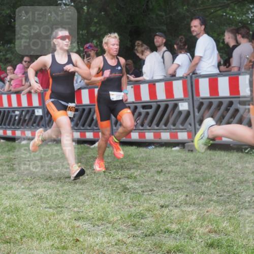 21.06.2025 - 27. Vierlanden-Triathlon KatJ http://msf.ph/oto/8027436 15.06.2025 13:30:49 Ziel 1073, 1074, 1075 meine-sportfotos.de