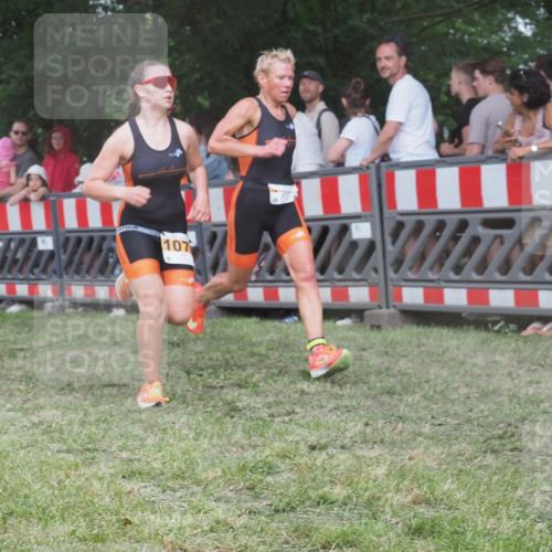 21.06.2025 - 27. Vierlanden-Triathlon KatJ http://msf.ph/oto/8027442 15.06.2025 13:30:49 Ziel 1073, 1074, 1075 meine-sportfotos.de