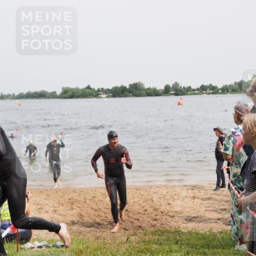 21.06.2025 - 27. Vierlanden-Triathlon MichiJ http://msf.ph/oto/8027447 15.06.2026 10:57:56 Schwimmen 647, 686, 705, 738, 774 meine-sportfotos.de