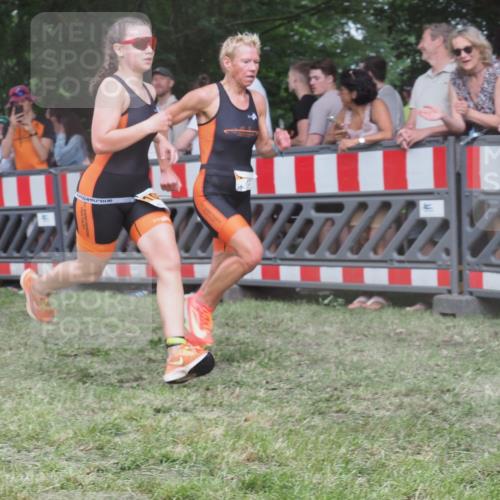 21.06.2025 - 27. Vierlanden-Triathlon KatJ http://msf.ph/oto/8027449 15.06.2025 13:30:50 Ziel 1073, 1074, 1075 meine-sportfotos.de