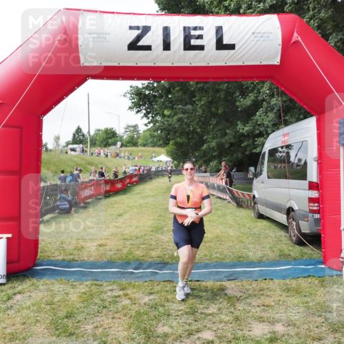 21.06.2025 - 27. Vierlanden-Triathlon MichiJ http://msf.ph/oto/8027453 15.06.2026 12:07:07 Ziel 558 meine-sportfotos.de