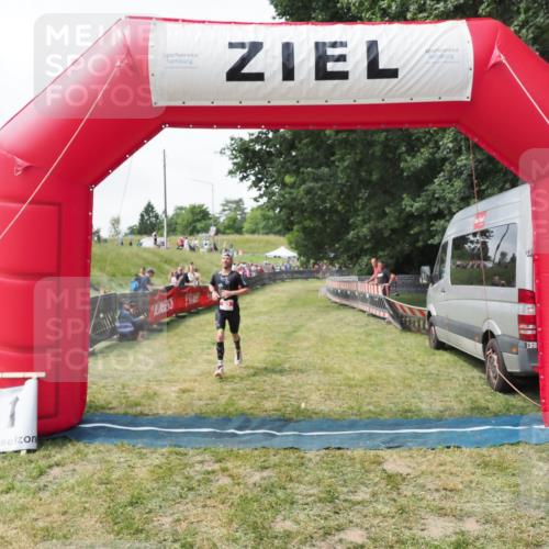 21.06.2025 - 27. Vierlanden-Triathlon MichiJ http://msf.ph/oto/8027471 15.06.2026 12:07:15 Ziel 63 meine-sportfotos.de