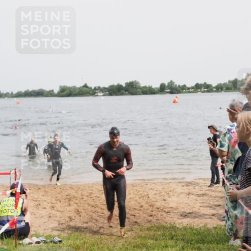 21.06.2025 - 27. Vierlanden-Triathlon MichiJ http://msf.ph/oto/8027473 15.06.2026 10:57:56 Schwimmen 647, 686, 705, 738, 774 meine-sportfotos.de
