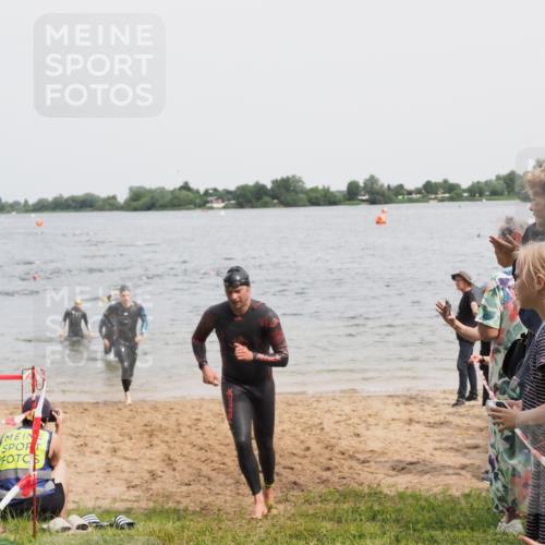 21.06.2025 - 27. Vierlanden-Triathlon MichiJ http://msf.ph/oto/8027486 15.06.2026 10:57:57 Schwimmen 640, 647, 686, 705, 738 meine-sportfotos.de
