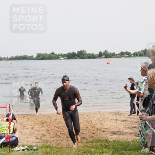 21.06.2025 - 27. Vierlanden-Triathlon MichiJ http://msf.ph/oto/8027491 15.06.2026 10:57:57 Schwimmen 640, 647, 686, 705, 738 meine-sportfotos.de