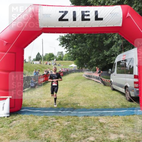 21.06.2025 - 27. Vierlanden-Triathlon MichiJ http://msf.ph/oto/8027505 15.06.2026 12:07:15 Ziel 63 meine-sportfotos.de