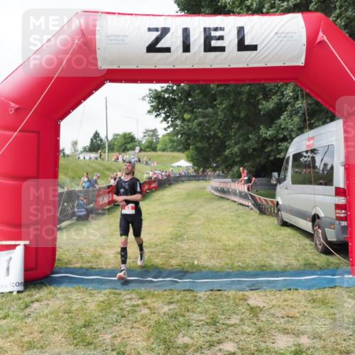 21.06.2025 - 27. Vierlanden-Triathlon MichiJ http://msf.ph/oto/8027528 15.06.2026 12:07:15 Ziel 63 meine-sportfotos.de
