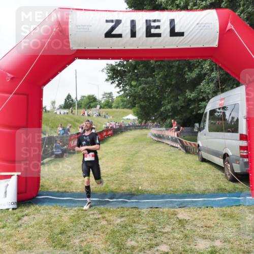21.06.2025 - 27. Vierlanden-Triathlon MichiJ http://msf.ph/oto/8027537 15.06.2026 12:07:15 Ziel 63 meine-sportfotos.de