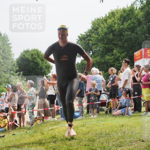 15.06.2025 - 27. Vierlanden-Triathlon KatJ http://msf.ph/oto/8027539 15.06.2025 11:00:58 Schwimmen 637, 681, 746 meine-sportfotos.de