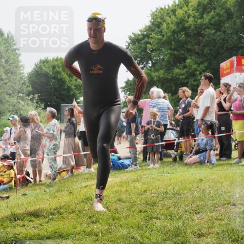 15.06.2025 - 27. Vierlanden-Triathlon KatJ http://msf.ph/oto/8027544 15.06.2025 11:00:58 Schwimmen 637, 681, 746 meine-sportfotos.de