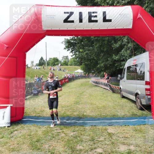 21.06.2025 - 27. Vierlanden-Triathlon MichiJ http://msf.ph/oto/8027548 15.06.2026 12:07:16 Ziel 63 meine-sportfotos.de