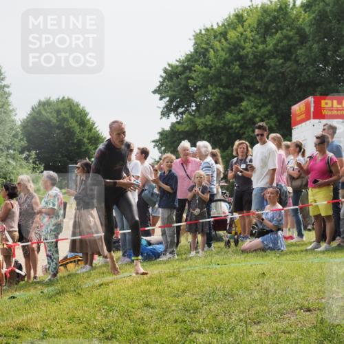 15.06.2025 - 27. Vierlanden-Triathlon KatJ http://msf.ph/oto/8027563 15.06.2025 11:01:21 Schwimmen 808, 869 meine-sportfotos.de