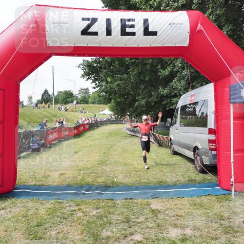 21.06.2025 - 27. Vierlanden-Triathlon MichiJ http://msf.ph/oto/8027592 15.06.2026 12:07:36 Ziel 124 meine-sportfotos.de
