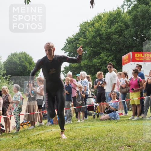 15.06.2025 - 27. Vierlanden-Triathlon KatJ http://msf.ph/oto/8027594 15.06.2025 11:01:22 Schwimmen 808, 869 meine-sportfotos.de