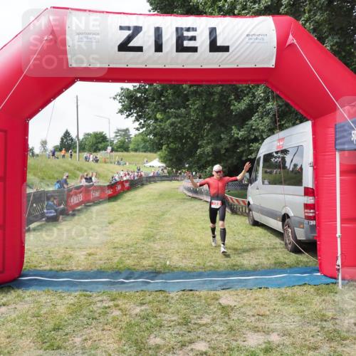 21.06.2025 - 27. Vierlanden-Triathlon MichiJ http://msf.ph/oto/8027604 15.06.2026 12:07:36 Ziel 124 meine-sportfotos.de