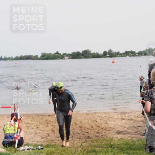 21.06.2025 - 27. Vierlanden-Triathlon MichiJ http://msf.ph/oto/8027647 15.06.2026 10:58:06 Schwimmen 640, 647, 762 meine-sportfotos.de