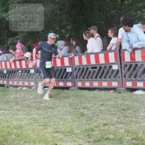 21.06.2025 - 27. Vierlanden-Triathlon KatJ http://msf.ph/oto/8027663 15.06.2025 13:31:36 Ziel 161, 760, 799 meine-sportfotos.de