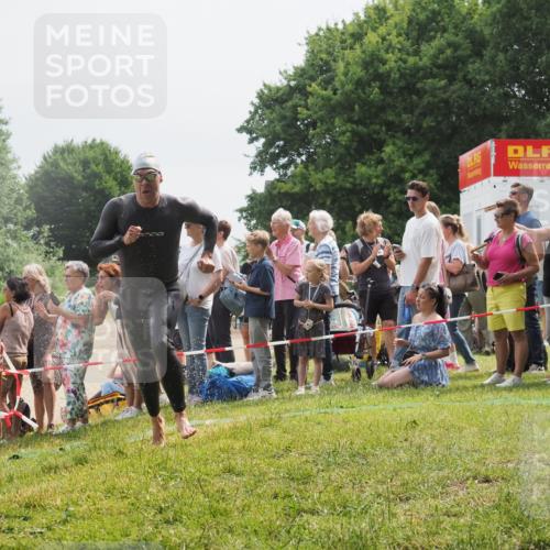 15.06.2025 - 27. Vierlanden-Triathlon KatJ http://msf.ph/oto/8027664 15.06.2025 11:01:28 Schwimmen 717, 808, 869 meine-sportfotos.de