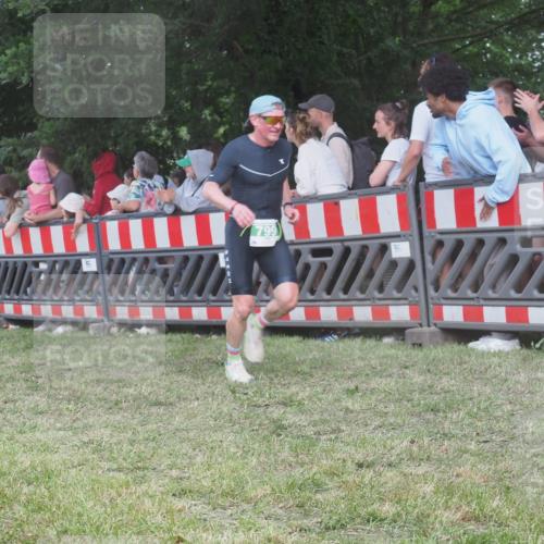 21.06.2025 - 27. Vierlanden-Triathlon KatJ http://msf.ph/oto/8027683 15.06.2025 13:31:36 Ziel 161, 760, 799 meine-sportfotos.de