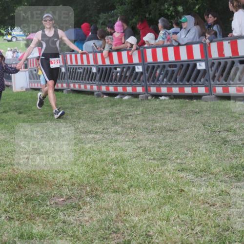 21.06.2025 - 27. Vierlanden-Triathlon KatJ http://msf.ph/oto/8027694 15.06.2025 13:31:37 Ziel 161, 760, 799 meine-sportfotos.de