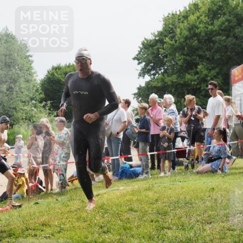 15.06.2025 - 27. Vierlanden-Triathlon KatJ http://msf.ph/oto/8027706 15.06.2025 11:01:29 Schwimmen 717, 808, 869 meine-sportfotos.de