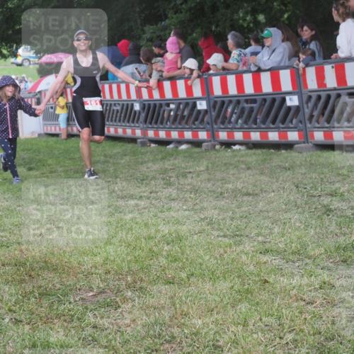 21.06.2025 - 27. Vierlanden-Triathlon KatJ http://msf.ph/oto/8027707 15.06.2025 13:31:38 Ziel 161, 760, 799 meine-sportfotos.de