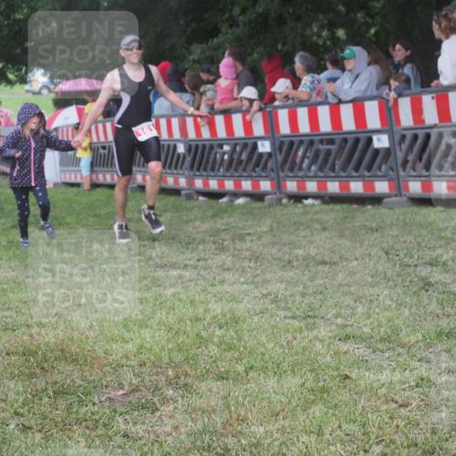 21.06.2025 - 27. Vierlanden-Triathlon KatJ http://msf.ph/oto/8027718 15.06.2025 13:31:38 Ziel 161, 760, 799 meine-sportfotos.de