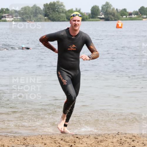 15.06.2025 - 27. Vierlanden-Triathlon Lena Gebhardt http://msf.ph/oto/8027719 15.06.2025 11:00:52 Schwimmen 637, 681, 699, 746 meine-sportfotos.de