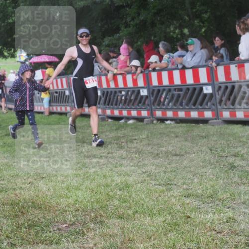 21.06.2025 - 27. Vierlanden-Triathlon KatJ http://msf.ph/oto/8027726 15.06.2025 13:31:38 Ziel 161, 760, 799 meine-sportfotos.de