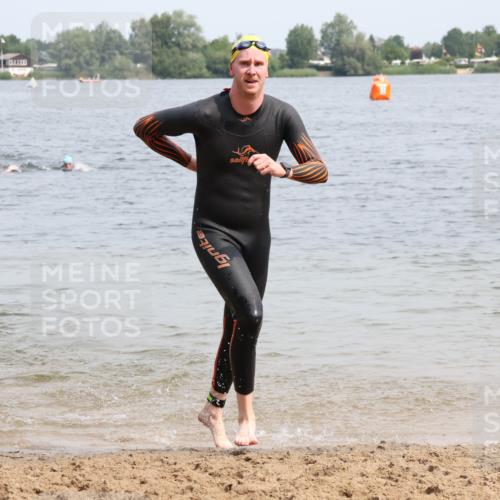 15.06.2025 - 27. Vierlanden-Triathlon Lena Gebhardt http://msf.ph/oto/8027728 15.06.2025 11:00:52 Schwimmen 637, 681, 699, 746 meine-sportfotos.de