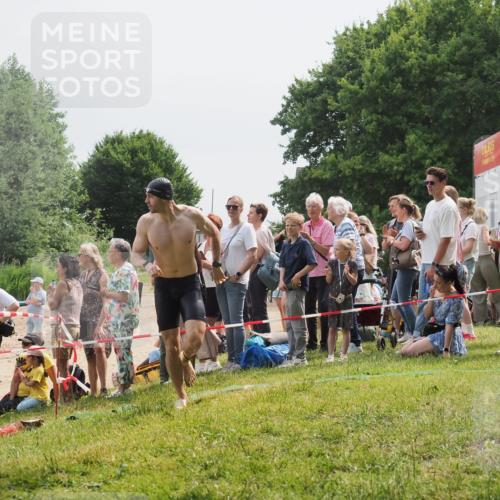 15.06.2025 - 27. Vierlanden-Triathlon KatJ http://msf.ph/oto/8027730 15.06.2025 11:01:30 Schwimmen 717, 808, 869 meine-sportfotos.de