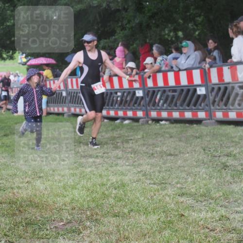 21.06.2025 - 27. Vierlanden-Triathlon KatJ http://msf.ph/oto/8027737 15.06.2025 13:31:38 Ziel 161, 760, 799 meine-sportfotos.de