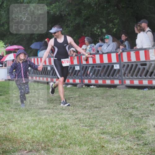 21.06.2025 - 27. Vierlanden-Triathlon KatJ http://msf.ph/oto/8027757 15.06.2025 13:31:38 Ziel 161, 760, 799 meine-sportfotos.de