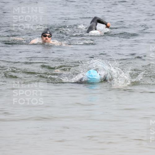 15.06.2025 - 27. Vierlanden-Triathlon Lena Gebhardt http://msf.ph/oto/8027762 15.06.2025 11:01:11 Schwimmen 808 meine-sportfotos.de