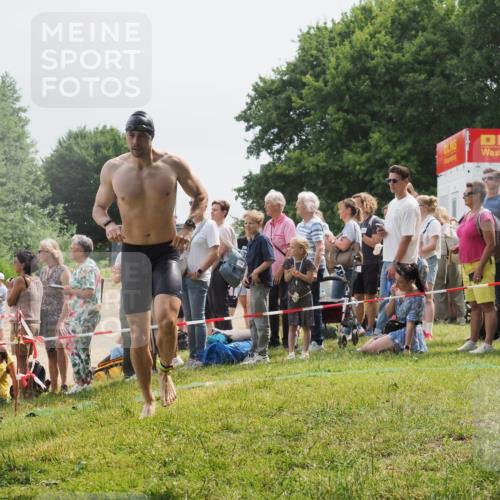 15.06.2025 - 27. Vierlanden-Triathlon KatJ http://msf.ph/oto/8027778 15.06.2025 11:01:31 Schwimmen 717, 808, 869 meine-sportfotos.de