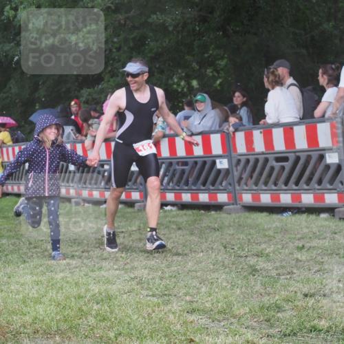 21.06.2025 - 27. Vierlanden-Triathlon KatJ http://msf.ph/oto/8027779 15.06.2025 13:31:38 Ziel 161, 760, 799 meine-sportfotos.de