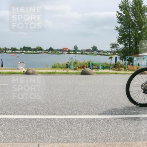 21.06.2025 - 27. Vierlanden-Triathlon H.Heesch http://msf.ph/oto/8027780 15.06.2025 12:19:48 Radfahren 678, 743, 903 meine-sportfotos.de