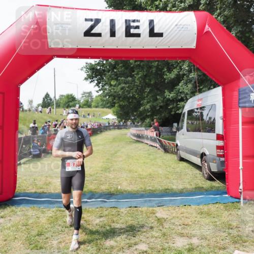 21.06.2025 - 27. Vierlanden-Triathlon MichiJ http://msf.ph/oto/8027783 15.06.2026 12:08:15 Ziel 87 meine-sportfotos.de
