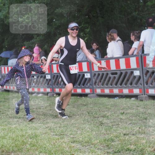 21.06.2025 - 27. Vierlanden-Triathlon KatJ http://msf.ph/oto/8027800 15.06.2025 13:31:39 Ziel 161, 731, 760 meine-sportfotos.de