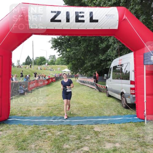 21.06.2025 - 27. Vierlanden-Triathlon MichiJ http://msf.ph/oto/8027835 15.06.2026 12:09:41 Ziel 603 meine-sportfotos.de
