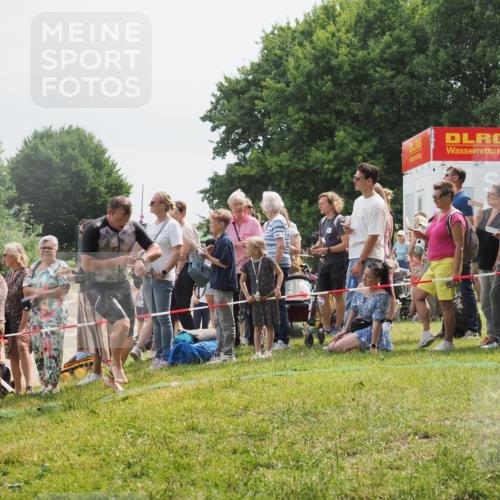 15.06.2025 - 27. Vierlanden-Triathlon KatJ http://msf.ph/oto/8027846 15.06.2025 11:01:39 Schwimmen 701, 717 meine-sportfotos.de