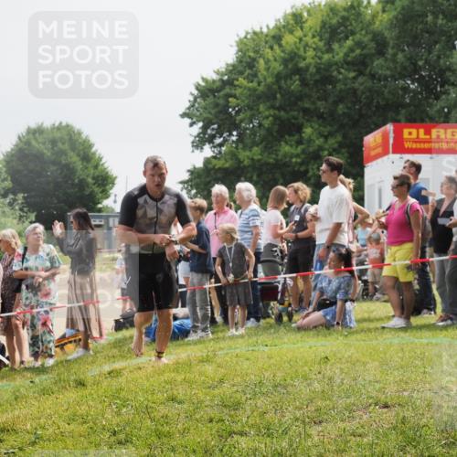 15.06.2025 - 27. Vierlanden-Triathlon KatJ http://msf.ph/oto/8027855 15.06.2025 11:01:40 Schwimmen 701 meine-sportfotos.de